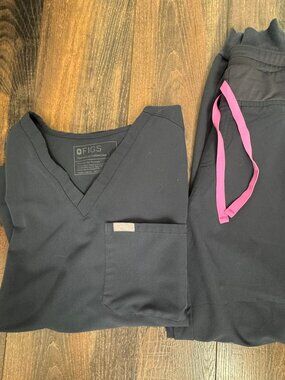 FIGS Night Sky Set: Catarina One-Pocket Top (S) & Zamora Joggers (M)